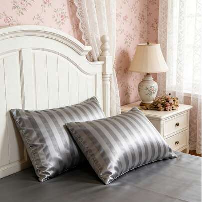Bộ 2 vỏ gối satin cao cấp, mềm mại và thoáng khí, chống nhăn, nhẹ nhàng chăm sóc tóc và da, cải thiện chất lượng giấc ngủ. Chỉ có vỏ gối, không kèm ruột gối, mềm mại như lụa, cực kỳ mềm mại và thoáng khí, có thể giặt máy. Món quà lý tưởng cho gia đình, bạn bè và những người thường xuyên đi du lịch. Khóa kiểu phong bì, mát mẻ và thoải mái, vỏ gối ngủ cao cấp, vỏ gối khách sạn siêu mềm, phù hợp với giường cỡ tiêu chuẩn, cỡ Queen và cỡ King.
