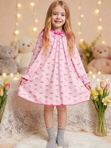 Este dulce, elegante y casual conjunto de ropa de estar en casa de manga larga está diseñado especialmente para niñas. Presenta un cuello redondo con estampado de lazos rosas y un bajo recogido, creando un estilo de princesa cómodo. Es muy adecuado para usar en casa, leer, descansar y relajarse. También es un gran regalo para niños o amigos. - Rosa - Ver 2