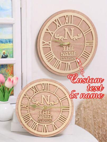 Reloj de pared minimalista personalizado, reloj decorativo con nombre personalizado y año, acento moderno para el hogar, idea de regalo de boda, regalo de inauguración de la casa, reloj de pared con texto personalizado, pieza de tiempo personalizable con monograma, decoración neutra elegante, decoración minimalista, regalos para parejas