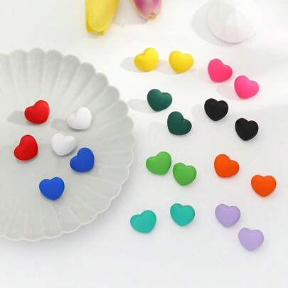 2只时尚甜美纯色心形耳钉，可爱清新，适合作为情人节礼物