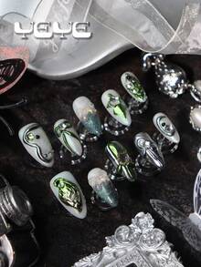 10片杏仁形假指甲，白色底，饰以金属银色和绿色装饰，闪粉点缀，配有透明蝴蝶结、星星水钻装饰和3D立体装饰元素，田园风全覆盖假指甲，亚克力材质，中长款，优雅时尚。套装包含1个迷你指甲锉和1张胶贴，适合女性和女孩使用。适用于日常佩戴、派对、婚礼等场合。手工美甲贴片。 - 白色 - 查看 3