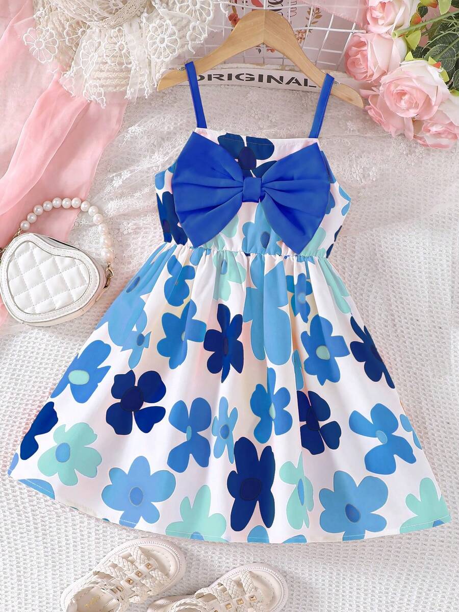 Đầm kiểu dáng nghỉ mát với dây đeo vai và nơ họa tiết hoa cho bé gái, thích hợp cho mùa xuân/hè. - Màu xanh lam - Xem 1