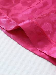 两件套缎面睡衣套装，银白色豹纹短袖翻领上衣和蝴蝶结短裤，女士家居服 - 玫紅色 - 查看 7