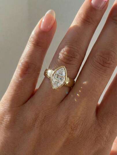 一枚优雅精致的抛光立方氧化锆眼睛形状925纯银戒指，精美独特，是女士出席派对和舞会的完美之选。精心打造的珠宝，也是送给女友的理想周年纪念礼物。