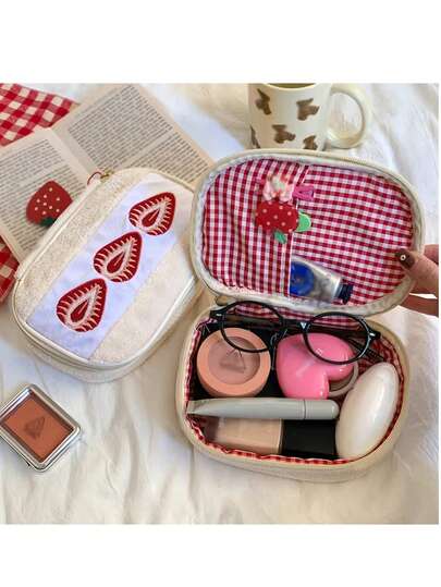 草莓图案刺绣化妆包，内衬格子图案——一款适合日常使用的便携式化妆包，可爱韩版刺绣设计，旅行必备