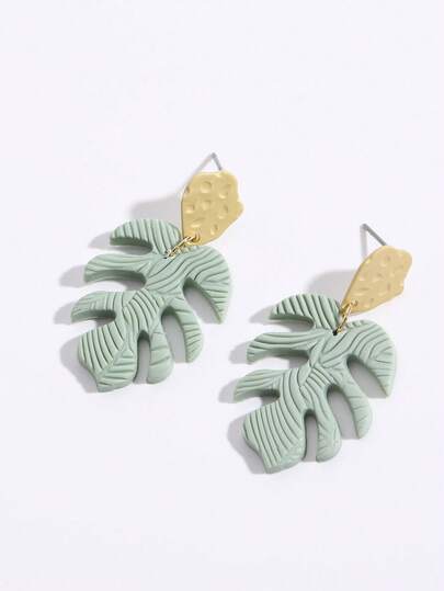 一对手工制作的叶形吊坠耳环，时尚百搭的设计，适合女性佩戴，可用于派对、度假和日常佩戴。