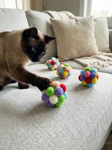 1 chú mèo nhồi bông nhiều màu sắc có chuông kêu, đồ chơi tương tác hình mèo, thích hợp sử dụng trong nhà, giúp mèo không bị cô đơn và buồn chán. - Nhiều màu - Xem 9