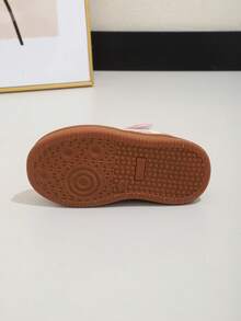 1双女婴时尚运动鞋，休闲百搭防滑橡胶底魔术贴平底鞋 - 粉色 - 查看 8