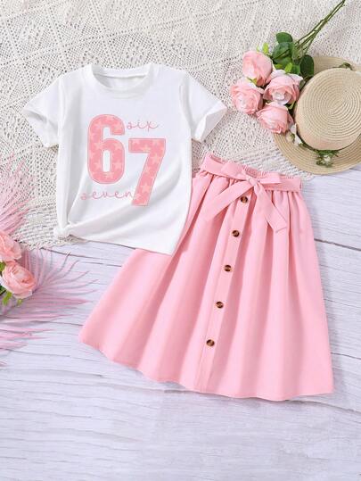 Bộ đồ cho bé gái tuổi teen gồm áo tay ngắn in hình hoạt hình và chân váy ngắn có thắt lưng.