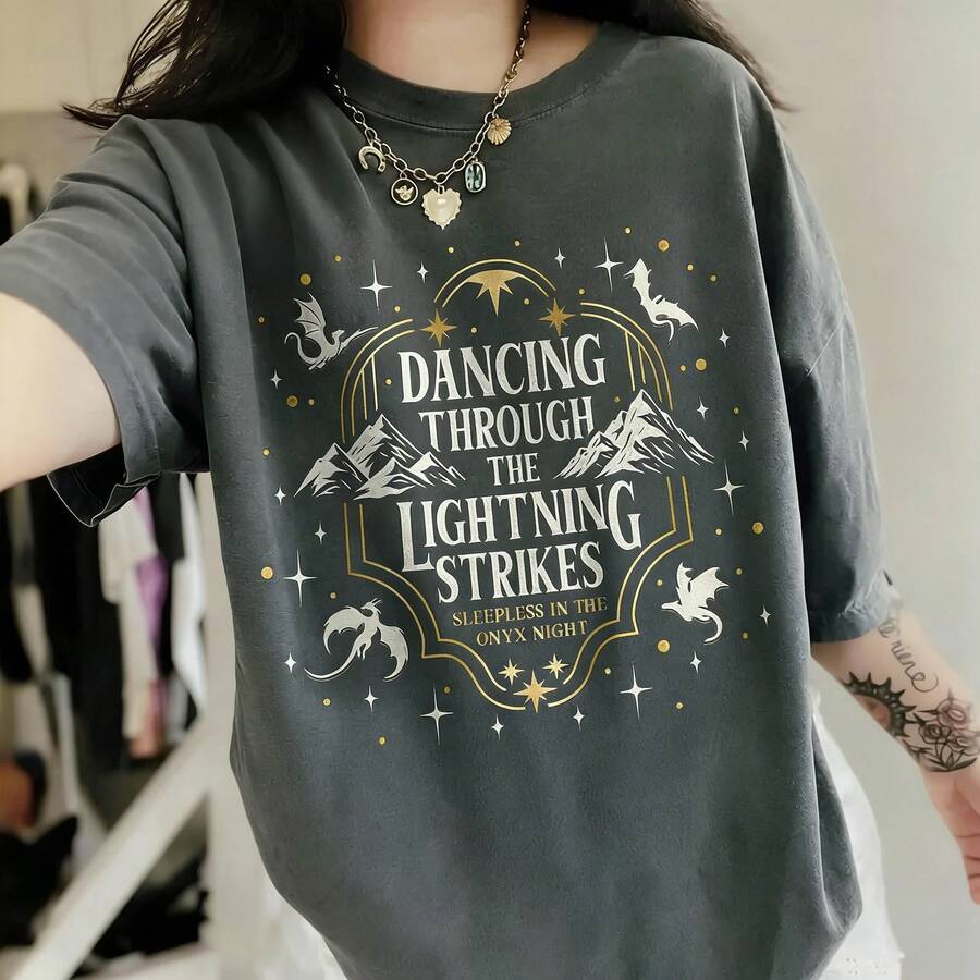 Onyx Storm PNG Digital , Dancing Through The Lightning Strikes, Fourth Wing Dragon PNG, Dragon Lover Gift - màu đen - Xem 1