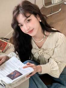 女士法式V领条纹3D蝴蝶结长袖衬衫，新款春夏轻薄防晒衬衫 - 米黃色 - 查看 1