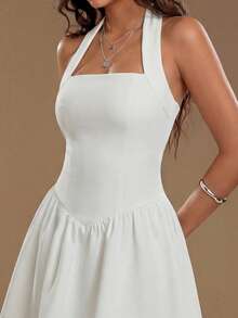 白色无袖高领迷你连衣裙，方领设计，收腰剪裁，A字裙摆，优雅时尚，适合晚宴、约会、休闲散步、酒吧等场合。 - 白色 - 查看 4