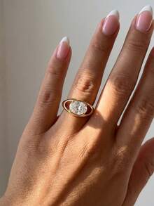 1 chiếc nhẫn thời trang hình học rỗng đính đá, chất liệu vàng, viên kim cương trung tâm lấp lánh, kiểu dáng hiện đại, đa năng. - Nhẫn hình quả trứng hở - Xem 3