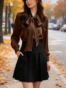 女士优雅缎面白色长袖休闲衬衫，百搭通勤上衣，领口饰有蝴蝶结 - 纯色设计，适合所有季节，可机洗，不透，面料柔软透气，缎面质感精致，搭配纯色领带，适合办公室和日常穿着，春季必备 - 咖啡棕 - 查看 2