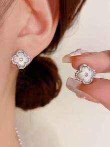 925纯银优雅贝壳四叶草花朵耳钉，时尚珠宝，情人节或周年纪念日送给女性的礼物 - 耳環 - 查看 3