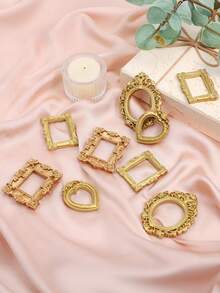 4个复洛克风格迷你镂空相框，树脂雕刻相框，适用于DIY娃娃屋墙面装饰，可用作娃娃展示配件、送给家人朋友的惊喜礼物、珠宝店装饰、摄影道具、桌面摆件。 - 多款 - 查看 2