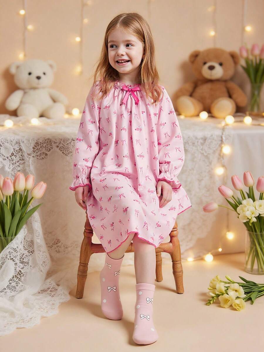 Este dulce, elegante y casual conjunto de ropa de estar en casa de manga larga está diseñado especialmente para niñas. Presenta un cuello redondo con estampado de lazos rosas y un bajo recogido, creando un estilo de princesa cómodo. Es muy adecuado para usar en casa, leer, descansar y relajarse. También es un gran regalo para niños o amigos. - Rosa - Ver 1