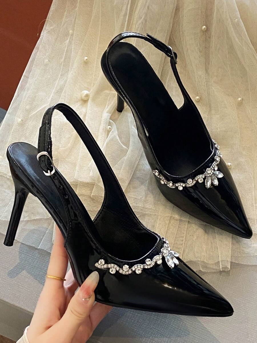 Sandálias de salto alto sexy com bico fino e tira no tornozelo, decoradas com strass prateados. Elegantes sandálias francesas de bico aberto para primavera/verão. Calçam meio número menor.