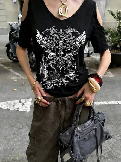 黑色露肩V领短袖T恤，饰有暗黑哥特印花图案，夏季休闲款