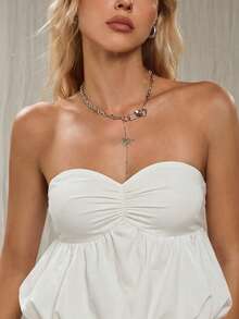 白色无袖露脐上衣，修身胸衣设计，胸部饰有褶皱细节，下摆呈荷叶边状——时尚俏皮的风格，是周末早午餐、城市漫步、休闲聚会、约会之夜和夏季郊游的理想之选。 - 白色 - 查看 4