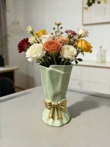 Ten biały ceramiczny wazon z kokardą to doskonały wybór do wystroju domu. Jest w stylu boho, duży i idealnie nadaje się do postawienia na półkach, stołach lub w salonie. Nadaje się również jako prezent urodzinowy, walentynkowy lub na Dzień Matki. - Wielokolorowe - Zobacz 12