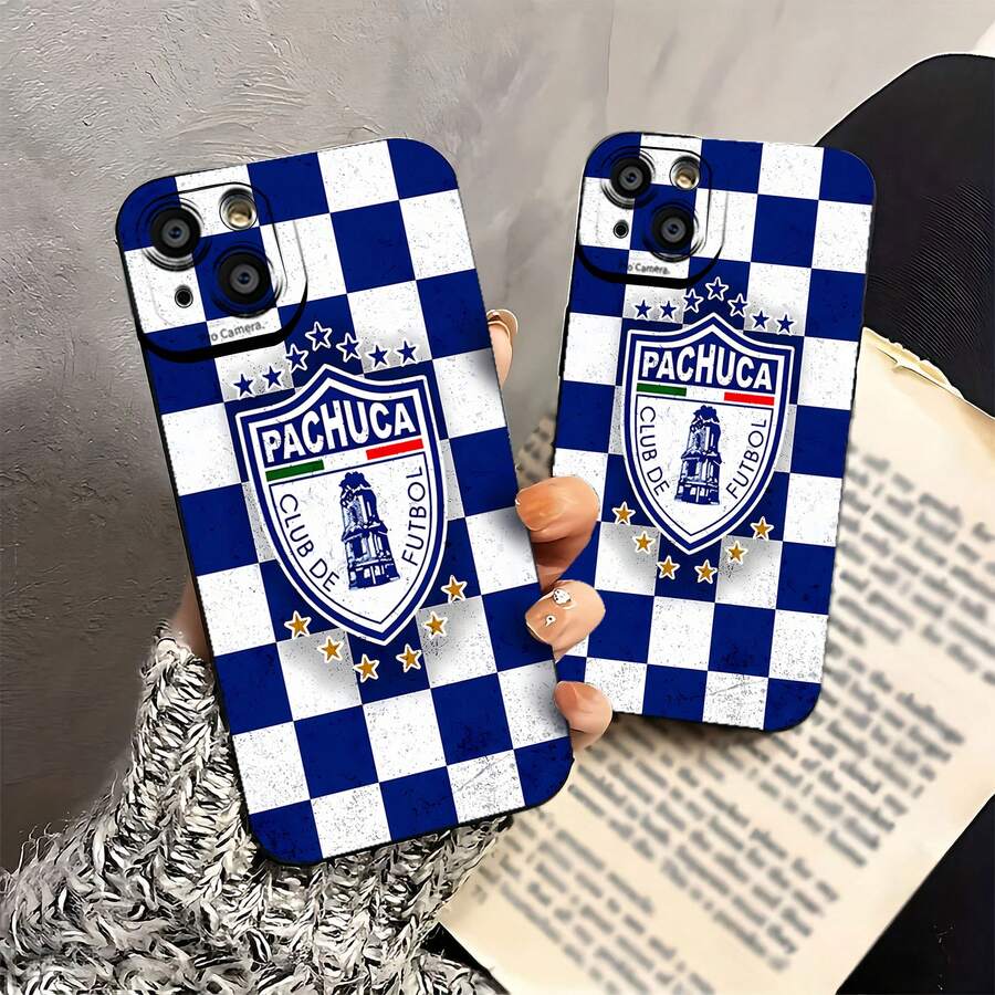 Logotipo del Pachuca Club de Fútbol sobre fondo a cuadros. Esta elegante funda es compatible con Samsung, Apple, OPPO, , etc. Fabricada en TPU flexible, resistente a golpes y arañazos, ofrece una excelente protección contra caídas y un agarre cómodo. Es un regalo ideal para familiares, amigos y seres queridos, ideal para festivales, San Valentín, , funda para iPhone y funda negra. - Negro - Ver 1