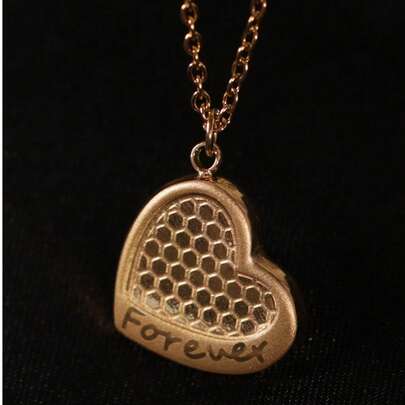 1件18K镀金不锈钢双心吊坠项链，适合女士日常佩戴