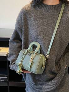 这是一款时尚优雅的绿色女士手提包。采用PU材质，波士顿包款式设计，饰有字母和小金属吊坠。设计亮点包括顺滑的金属拉链、双提手和可调节肩带，可肩背或手提。 - 查看 9