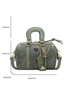 这是一款时尚优雅的绿色女士手提包。采用PU材质，波士顿包款式设计，饰有字母和小金属吊坠。设计亮点包括顺滑的金属拉链、双提手和可调节肩带，可肩背或手提。 - 查看 3