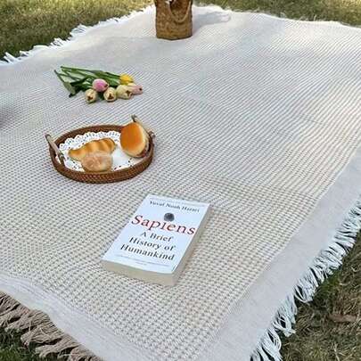 象牙色华夫格野餐毯，带流苏，波西米亚风，是户外露营或公园约会的理想之选。华夫格纹理使其易于携带和折叠。