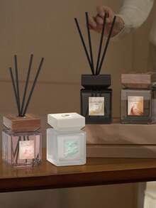 一套无焰家居香氛套装，包含200毫升茉莉/茉莉/香草精油、4根藤条香薰棒，室内空气清新剂及装饰品，持久留香，适用于卧室、浴室、客厅，可用于香薰疗法，也可作为香薰机使用，是馈赠亲友、家居装饰或春季礼物的理想之选。 - 多款 - 查看 4