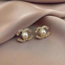Xiaoxiangfeng Double C Pearl Earrings For Women's Light Luxury, Niche Design, High-End Temperament, Socialite Style Design, Handmade Letter Fashion, Cool, Sparkling Earrings. They Are Simple, Versatile, And Have A Fresh Fragrance - Khuyên tai hình chữ C kép - Xem 4