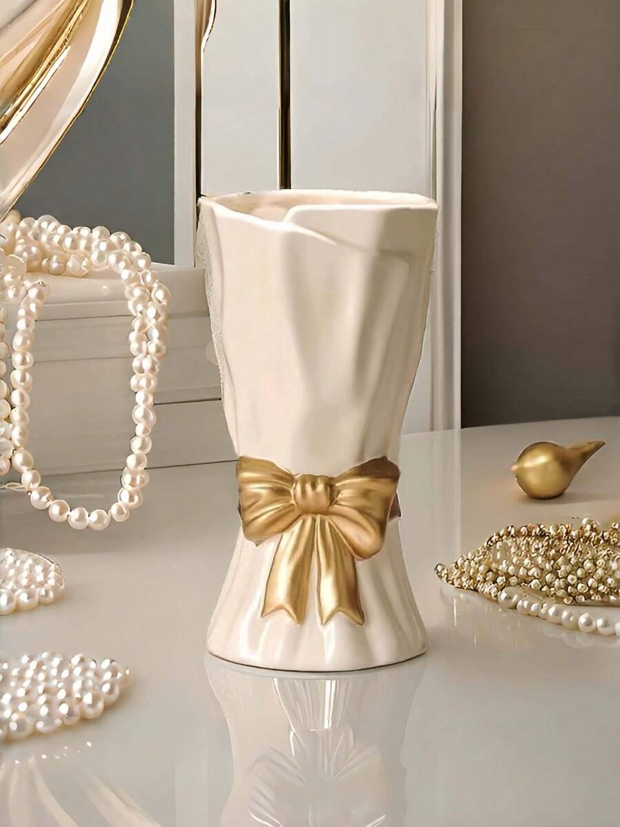Ten biały ceramiczny wazon z kokardą to doskonały wybór do wystroju domu. Jest w stylu boho, duży i idealnie nadaje się do postawienia na półkach, stołach lub w salonie. Nadaje się również jako prezent urodzinowy, walentynkowy lub na Dzień Matki.