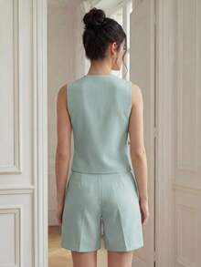 A&DD MODA, REF:LE513 - Women's Set - This Women's Vest And Shorts Set Includes An Exclusive Embroidered Vest With A Front Opening, Combined With High-Waisted, Straight-Cut Shorts That Perfectly Flatter The Legs. Ideal For Everyday Wear And The Workplace. - 淺藍色 - 查看 2