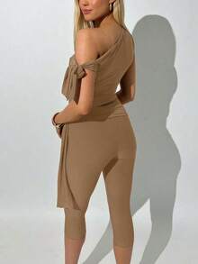 Conjunto de 2 piezas para mujer, top de verano de color sólido con cuello asimétrico y pantalones capri rojos - Caqui - Ver 2