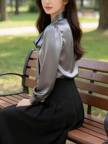 女款優雅白色緞面長袖休閒襯衫，百搭通勤時尚上衣，領口蝴蝶結設計，純色適合四季，可機洗不透，柔軟透氣面料，精緻緞面質感附領結，適合辦公室穿著 - 深灰色 - 查看 5