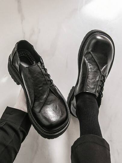 Giày lười đế dày màu đen mềm mại, giày công sở tối giản dành cho nam giới, giày casual nhẹ nhàng thoải mái, giày mũi rộng tiện dụng, giày thiết kế liền khối có nếp nhăn, giày moccasin cổ điển màu trơn thanh lịch đa năng, giày da mềm thời trang mùa hè, giày Derby thương hiệu phong cách Anh cổ điển với dây chun, thích hợp cho mặc hàng ngày mùa xuân/thu, đám cưới, tiệc tùng, văn phòng, các dịp kinh doanh.