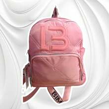Hermosa mochila mediana ideal para niñas y jóvenes que buscan un accesorio cómodo, ligero y con un diseño moderno. Su acabado acolchado y detalle frontal le dan un toque dulce y actual que combina con cualquier outfit - Rosa - Ver 3