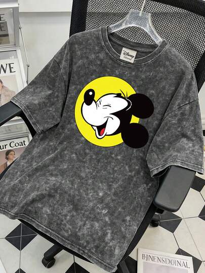 Disney Esta camiseta de cuello redondo de manga corta para hombre con lavado vintage, que presenta una estampa de Mickey Mouse, es una opción ideal para el uso en verano.