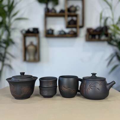 一套紫砂茶壶套装，手工制作紫砂茶具，居家旅行两用茶具，包含1个茶壶和4个客用茶杯，独特的中国风茶具，适合居家使用、招待客人和馈赠亲友。