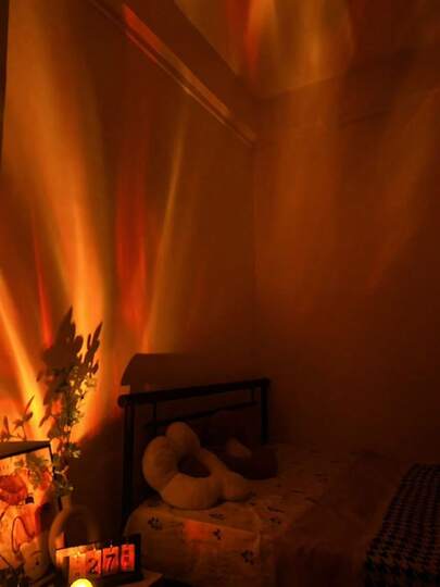 1pc USB Powered Aurora Wave Projection Light - 7 Color Gradient LED With Remote Control, Ice Cube Design Suitable For Home, Office, Bar And Underwater Night Scene Decoration, Atmosphere Lighting, Mood Lighting, Modern Decor, High-Quality Surface Treatment, Party Planner