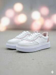 Tenis Casual Branco Feminino Com Recortes Retrô Neutro Confortável - Branco - Visão 2