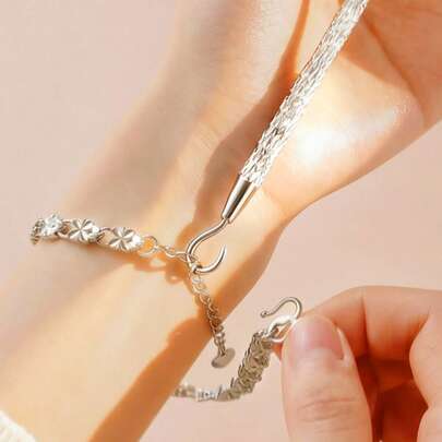 Bracelet Clasp Helper - Quick Bracelet Wearing, Daily Assistant, Effortless Bracelet Slider, Fashionable Metal Wearing Buffer Device, Jewelry Assistant, Bracelet Clasp Helper, Portable Bracelet Tool, Jewelry And Hook Equipment, Bracelet Accessory Tool, Gift For Women, Christmas Gift, Work Tool, DIY Tool, Clip, Jewelry, Necklace, Gold Jewelry, Silver Jewelry, Bracelet, Pearl, Pendant, Sparkle (Random Style Shipped)