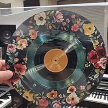 ✨1PC  2D Flat Vintage Metal Wall Art Sign - 8x8 Inch Round Black Vinyl Record Floral Design, Retro Home Decor For Kitchen, Bedroom, Office & Holiday, Ideal Gift For Music Lovers, Durable Wall Art, Easy To Hang, Random 2D Flat Print Style - Great Gift, Wall Decor Plaque | Retro Decor | Music Room Decor, Hole Pattern As Size Chart - No Frame Easy Hanging Decoration, Retro Kitchen Decor, 2D Flat Art, Pre-Drilled Holes, Random Hole Style - Metal Wall Art, Tin Signs, Vintage Metal Signs, Retro Wall Decor, Rustic Metal Art, Cool Metal Signs, Man Cave Decor, Garage Signs, Classic Metal Art, Unique Wall Art - Nhiều màu - Xem 8