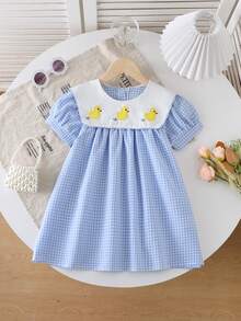 女童蓝色格子花瓣袖连衣裙，黄色小鸭刺绣彼得潘领，休闲舒适百搭款式 - 淺藍色 - 查看 1