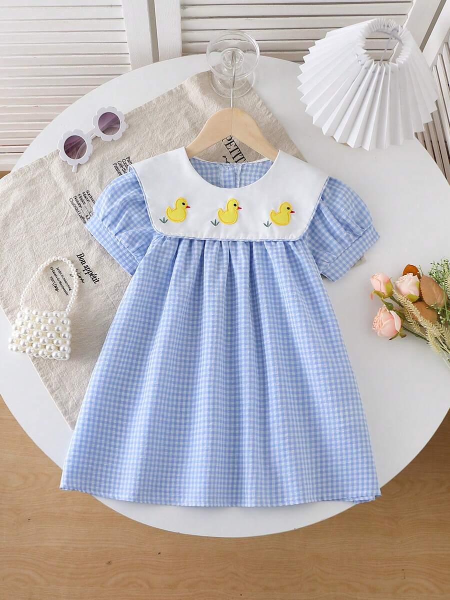女童蓝色格子花瓣袖连衣裙，黄色小鸭刺绣彼得潘领，休闲舒适百搭款式 - 淺藍色 - 查看 1