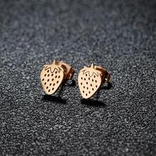 1对金色草莓耳钉，镂空可爱水果造型，简约小巧，是日常通勤的理想配饰。 - GED344 - 查看 3