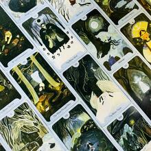 一副设计精美的塔罗牌，以连贯的冬季故事为主题，非常适合初学者和经验丰富的塔罗牌占卜师。 - 彩色 - 查看 7