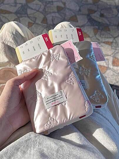 Un titular de pasaporte con lazo creativo y adorable, un accesorio de viaje multifuncional que puede almacenar boletos, documentos y tarjetas. Sostiene de forma segura múltiples tarjetas, documentos y archivos, manteniendo todo ordenado y organizado para un fácil transporte. Diseñado con un material duradero e impermeable, es perfecto para viajeros frecuentes.