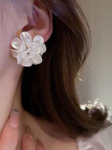 1 Pair White Elegant Minimalist Delicate Flower Stud Earrings, Suitable For Teenage Girls, White Valentine's Day, Holiday, Everyday Wear - Flowers - View 3